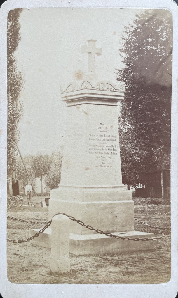 CDV, Josef Lorenz, Josefstadt (Josefov in Böhmen), 1867, Gedenksäule in Sviništ‘any, wo 1866 das Gefecht bei Schweinschädel stattfand. Das Denkmal wurde für die Gefallenen des k.k. Infanterie-Regiment Nr. 37 im Namen des Erzherzogs Josef errichtet.