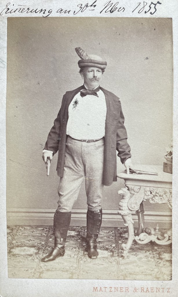 Matzner & Raentz, Wien, ca. 1860er. „Erinnerung an 30ten Nber 1855“. „Abends 9 1/2 Uhr drangen fünf bewaffnete Räuber in den Hof meiner Wohnung auf meinem Gute Jöldes in Arades Comitat. Ein Schuß fiel durch das Fenster. Verwundet eilte ich mit den Pistolen in das Vorhaus. Die Räuber schoßen nochmals ohne zu treffen und entflohen. Meine Rettung hatte ich der Vorsehung u. meiner Geistesgegenwart zu danken. Carl v. Hengelmüller."