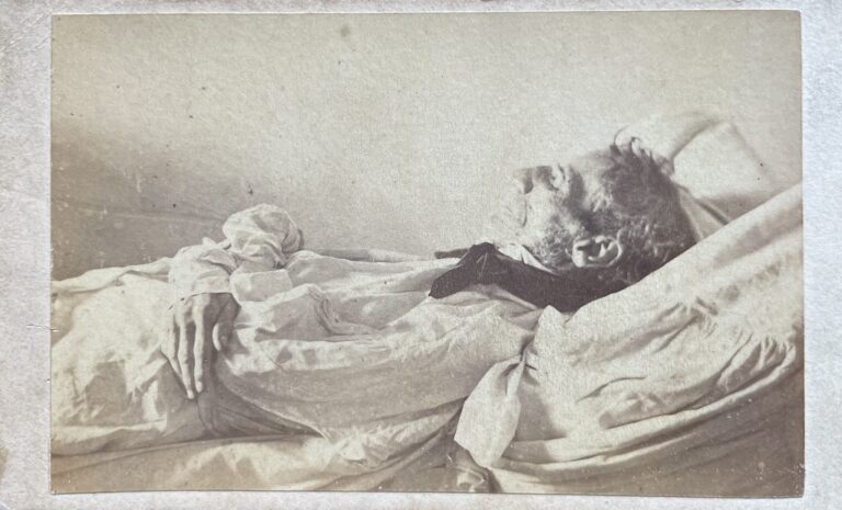 Unbekannter Fotograf, vermutlich Hadres in Niederösterreich, 1868. Post-Mortem-Fotografie des Chirurgen und Geburtsarztes, Dr. Joseph Troschl, welcher am 18.5.1868 verstarb. Die Fotografie entstand einen Tag nach seinem Ableben.