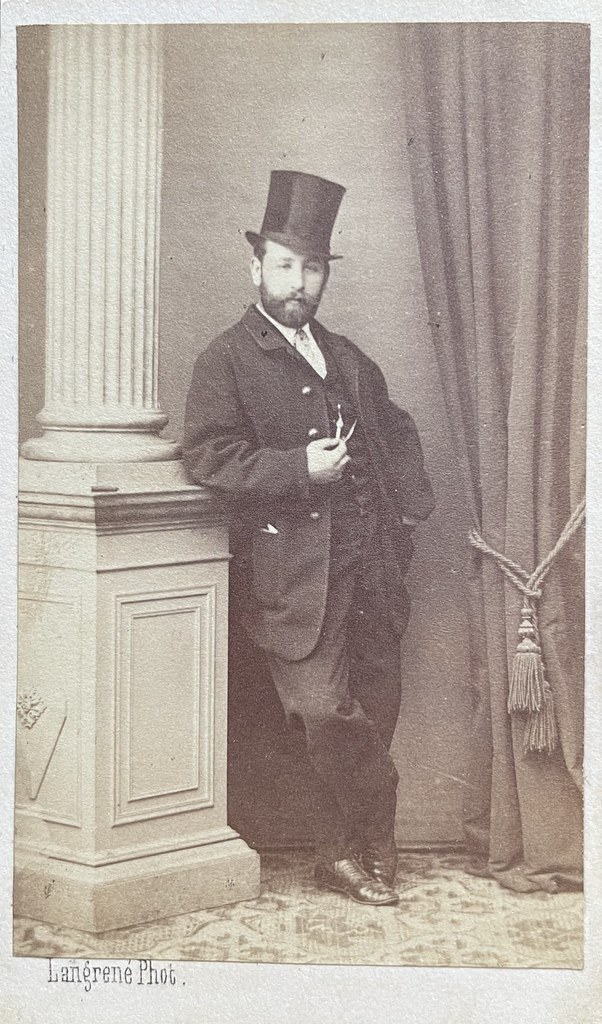 Langrené, Straßburg, ca. 1860er. Eleganter Mann mit Hut im Atelier.