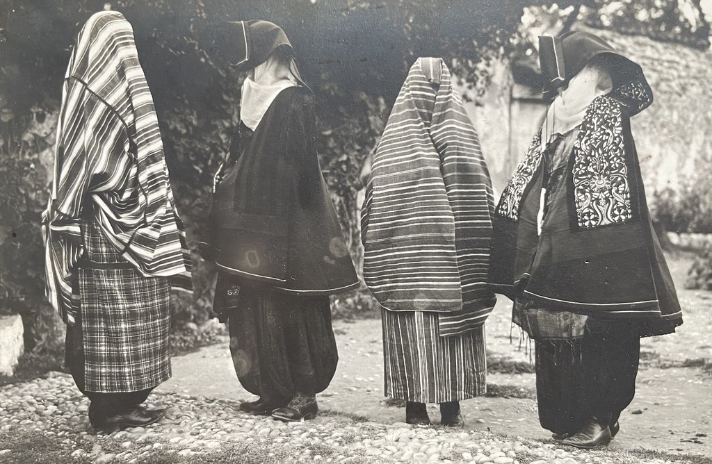 Unbekannter Fotograf, unbekannter Ort in Albanien (?), ca. 1910. Muslimische Frauen aus Albanien stehen nebeneinander und präsentieren dem Fotografen ihr Gewand.