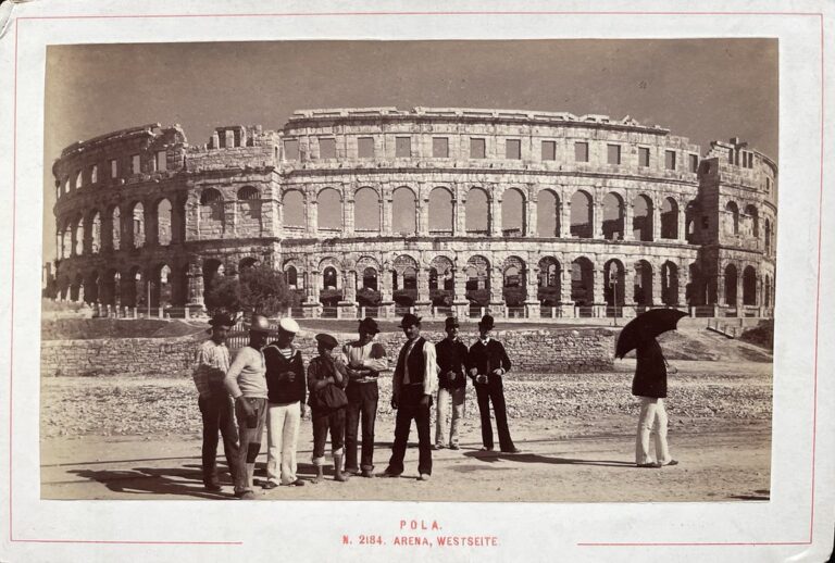 Alois Beer, Klagenfurt, ca. 1880er. Das Amphitheater in Pula mit einer kleinen Menschenansammlung im Vordergrund.