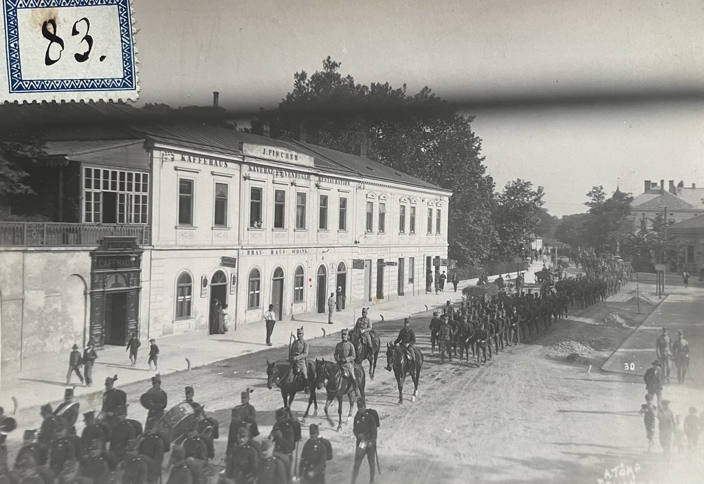 A. Toke (?), Banja Luka, ca. 1914. Eine Gruppe österreichischer Soldaten zieht durch Banja Luka. Dabei werden sie von einem Fotografen mit ungünstiger Sicht festgehalten.