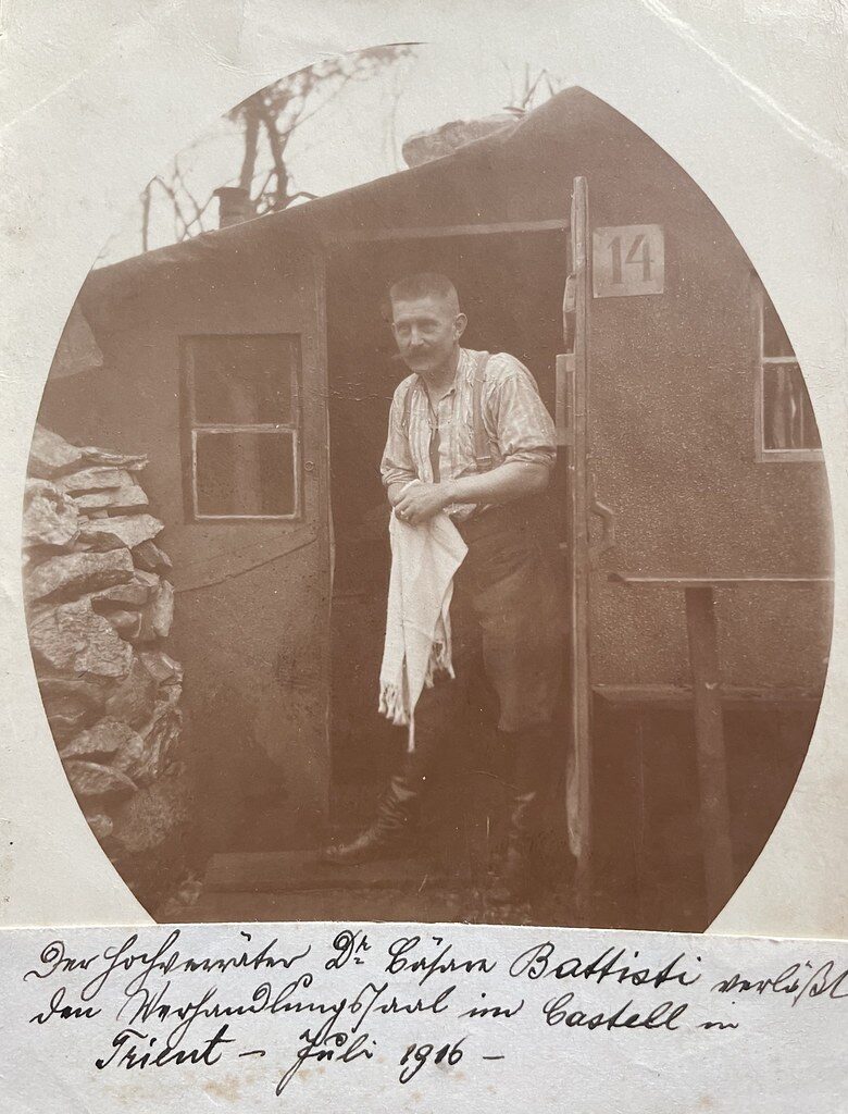 Unbekannter Fotograf, Trient, 1916. "Der Hochverräter Dr. Cäsare Battisti verläßt den Verhandlungssaal im Castell in Trient - Juli 1916 -"