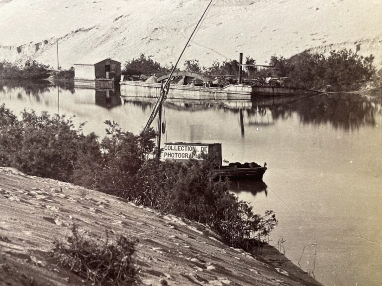 Unbekannter Fotograf, Courbe de Toussoun, Port Said am Suezkanal, um 1865. Auf dem Wasser sieht man ein Boot mit der Aufschrift „Collection de Photographie“. Vermutlich ist das das Boot jenes Fotografen, der dieses Foto angefertigt hat. Leider konnte ich bisher noch nicht herausfinden, um wen es sich dabei gehandelt hat.
