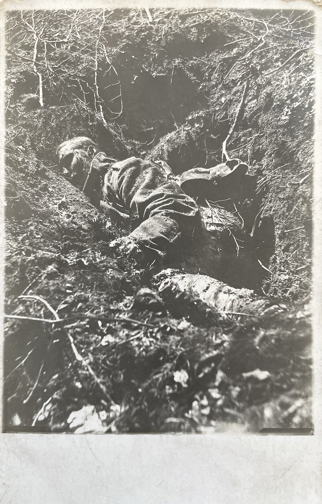 Unbekannter Fotograf, unbekannter Ort in Russland, ca. 1917. Ein toter russischer Soldat liegt im Schlamm.