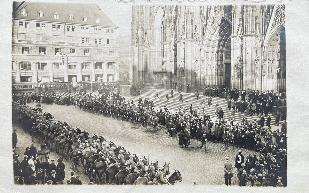 Unbekannter Fotograf, Köln, 13.12.1918. Die Aufnahme zeigt die Ankunft englischer Truppen in Köln im Jahr 1918.
