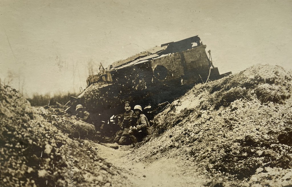Unbekannter Fotograf, unbekannter Ort an der Westfront, ca. 1916. „Char Schneider CA1 Französischer Panzer“