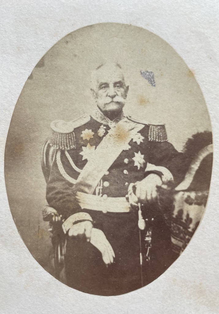 Unbekannter Fotograf, unbekannter Ort (vermutlich Athen), ca. 1860. Diese Fotografie zeigt ein Porträt des Admirals Georgios Sachinis, der 1789 in Hydra geboren wurde. 1808 wurde er von Ali Pascha gefangen genommen, konnte jedoch fliehen. Er nahm am Griechischen Unabhängigkeitskrieg (1821-1832) teil und wurde 1836 Kommandant der Flotteneinheit der Ägäis. Während der Revolution 1862 verteidigte er den Königspalast und starb schließlich im Jahre 1864 in Athen.