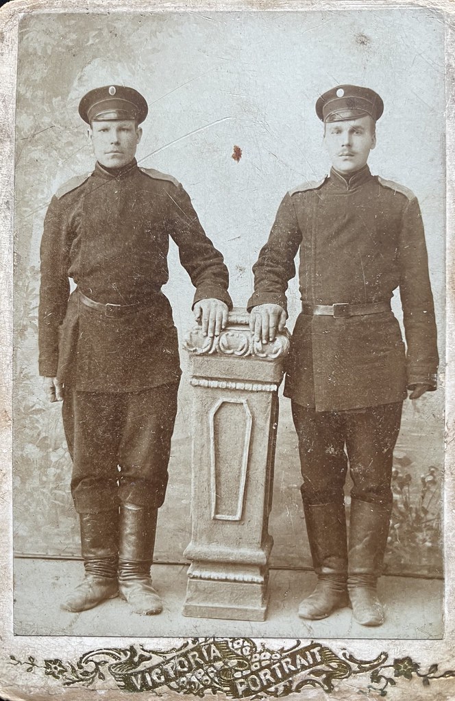 Unbekannter Fotograf, unbekannter Ort in Russland, ca. 1914. Zwei russische Soldaten der Weißen Armee in einem Atelier in Russland.