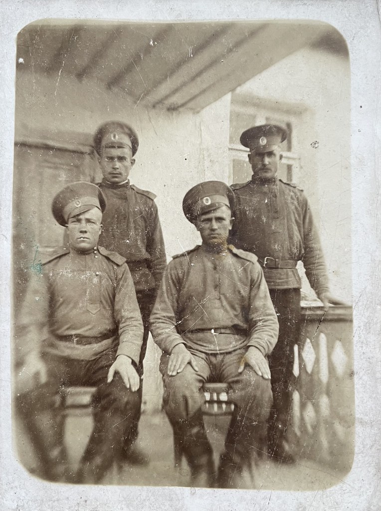 Unbekannter Fotograf, unbekannter Ort in Russland, ca. 1914. Vier russische Soldaten der Weißen Armee auf einem Balkon oder einer Terrasse.