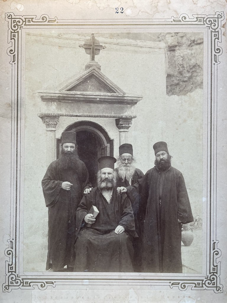Unbekannter Fotograf, unbekannter Ort in Montenegro (?), ca. 1900. Vier orthodoxe Priester vor einem Kloster oder einer Kirche.