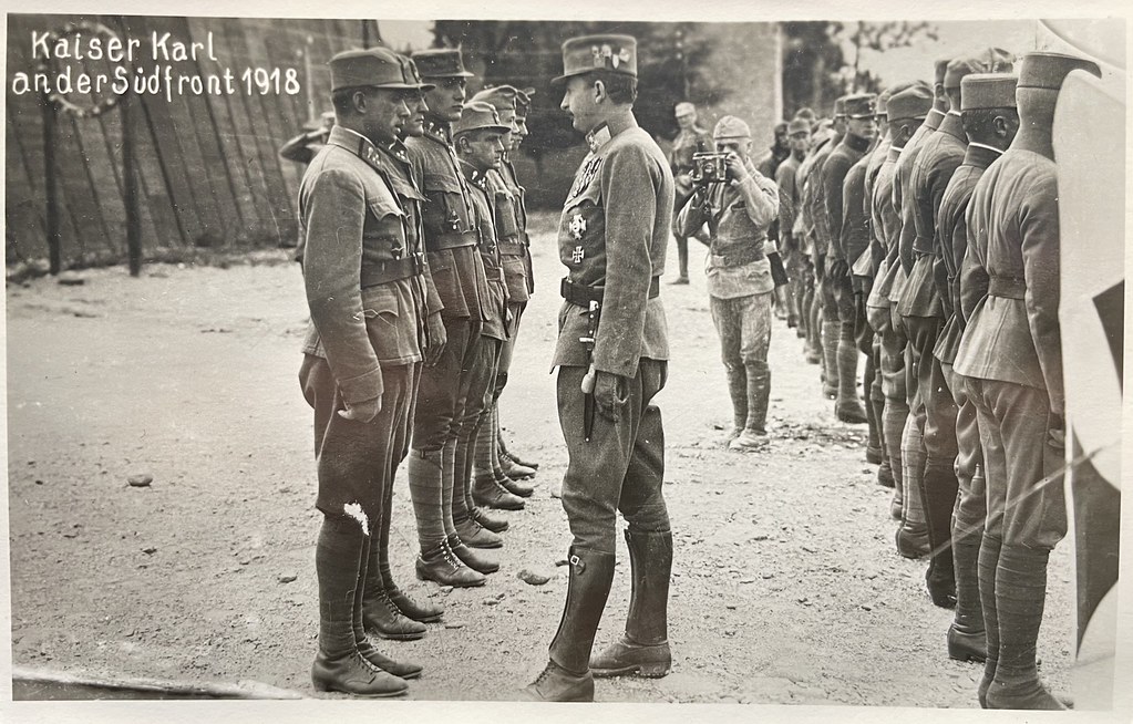 Egelseer, unbekannter Ort an der Südfront, 1918. "Kaiser Karl an der Südfront 1918." Kaiser Karl inspiziert Truppen der Luftwaffe. Im Hintergrund sieht man einen Fotografen.