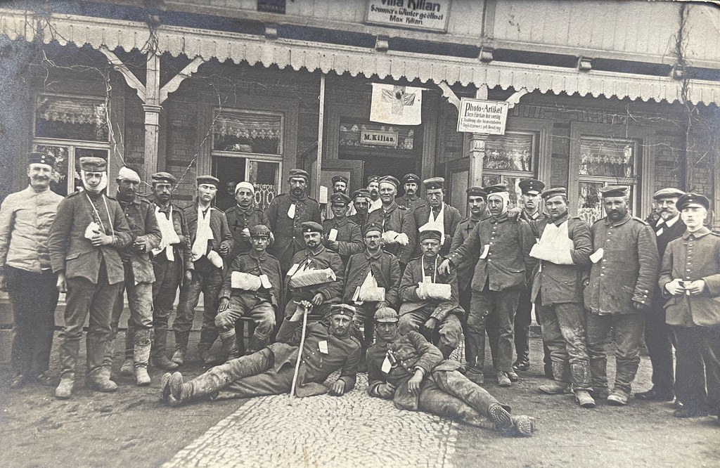 Unbekannter Fotograf (eventuell Kilian), Bad Suderode, 1916. Ein fotografisches Atelier wurde zu einem Lazarett umfunktioniert. Davor posieren einige verwundete Soldaten.