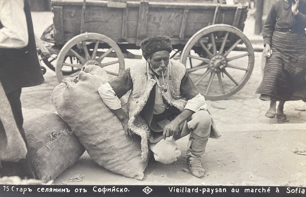G. Paskoff, Sofia, 1931. Ein alter Bauer am Markt in Sofia am Boden sitzend. Er lehnt sich an einen großen Leinensack.