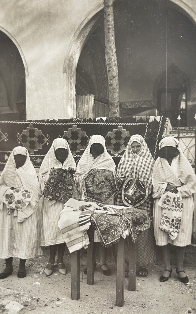 Izdanje Kasim Vigjen, Trebinje, ca. 1930. 5 verhüllte bosnische Frauen vor der Osman-Pascha-Moschee in Trebinje.