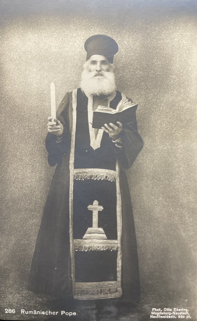Otto Ebering, Magdeburg-Neustadt, ca. 1920er. Rumänischer orthodoxer Priester mit Kerze und Buch in liturgischem Gewand.