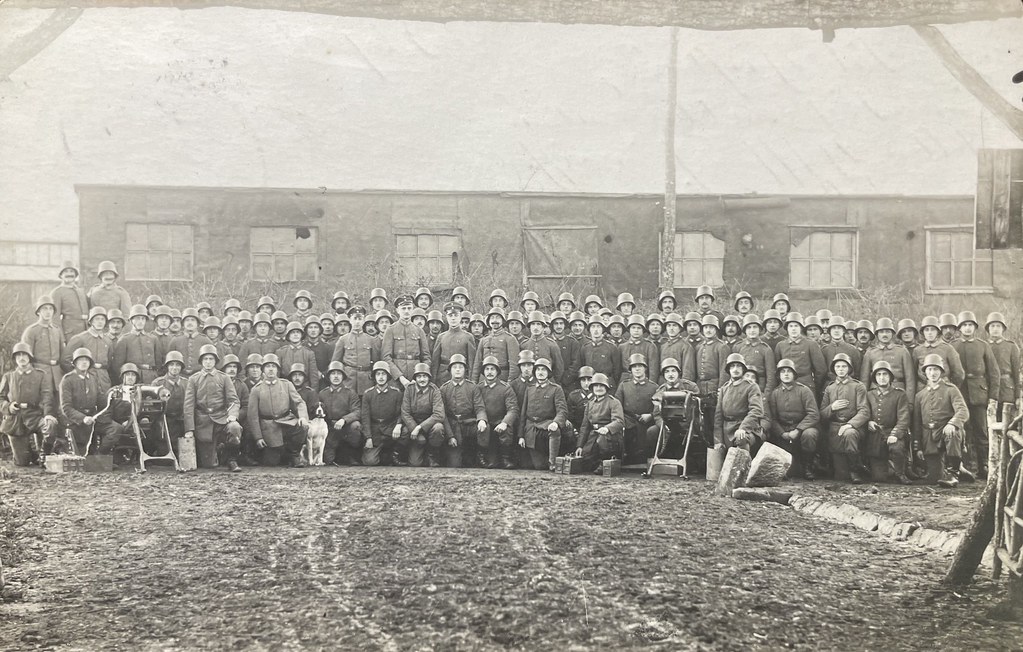 Unbekannter Fotograf, unbekannter Ort (bei Verdun?), 1918. Gruppenfoto der 8. Maschinengewehrkompanie des Infanterie-Regiments Nr. 399.