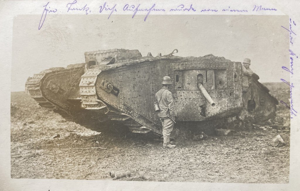Unbekannter Fotograf, bei Arras, 1917. Ein von bayerischen Soldaten erbeuteter britischer Panzer. Der Absender der Fotopostkarte schreibt dazu folgendes: "Ein Tank. Diese Aufnahme wurde von einem Mann unserer Kompanie gemacht."