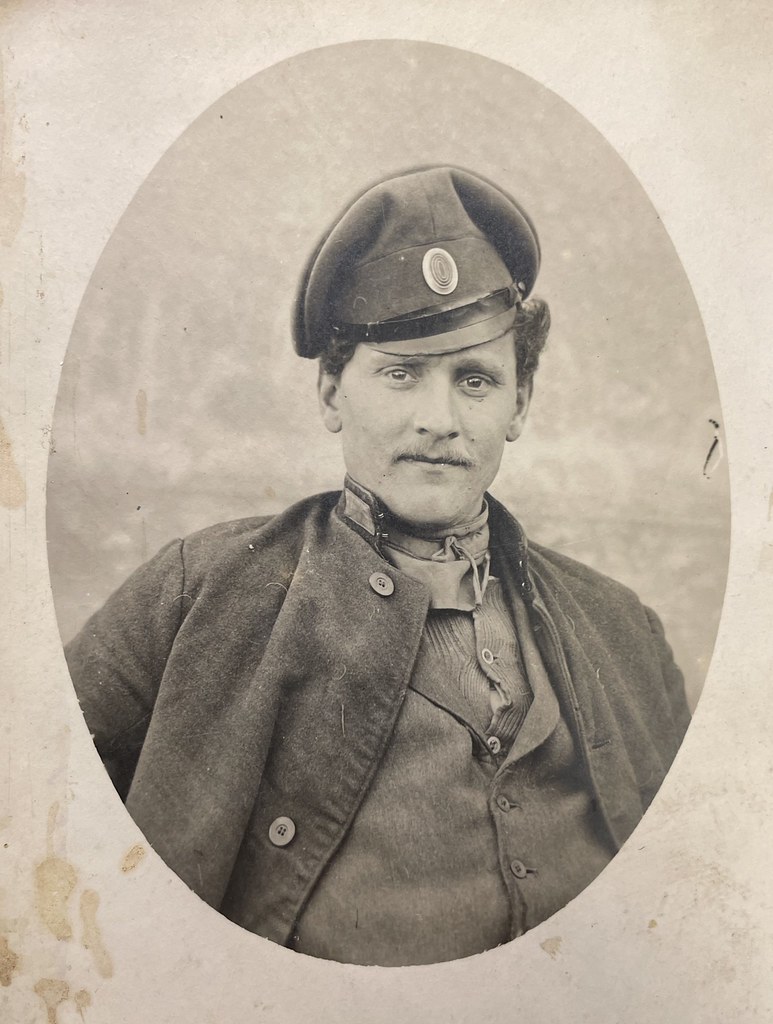 Unbekannter Fotograf, unbekannter Ort in Russland, ca. 1916. Ein russischer Soldat mit Mütze und offenem Mantel.