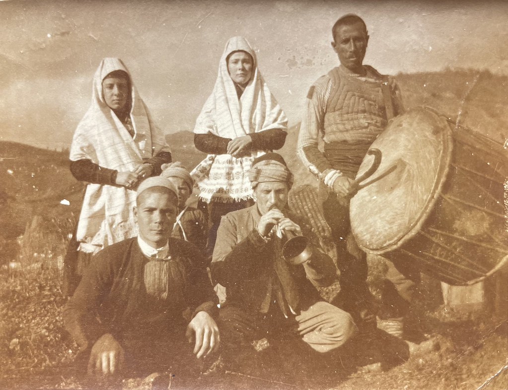 Unbekannter Fotograf, Pristina, ca. 1916. Musiker in Tracht in oder in der Umgebung von Pristina.