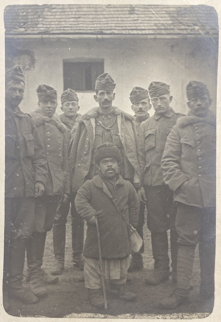 Unbekannter Fotograf, unbekannter Ort, ca. 1916. Eventuell wurde diese Fotografie von Mitgliedern des Dragoner-Regiments Nr. 5 im Frühling des Jahres 1916 in Czernelica, Horodenka oder Dnjestr gemacht.