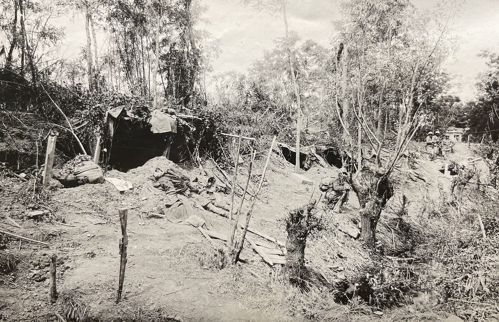 Unbekannter Fotograf, unbekannter Ort in Italien, 1918. "Die genommene 3. italienische Dammstellung. 2. Piave-Offensive 15.-23.6.1918." Im Hintergrund sind österreichische Soldaten zu sehen, daneben ein gefallener Italiener.
