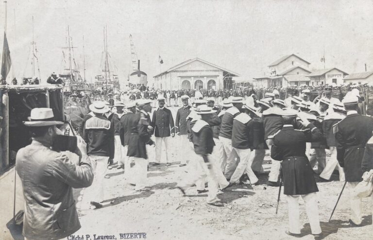 P. Laurent, Bizerta (Tunesien), 1906. Eine Versammlung der Artillerie nach dem Untergang des U-Bootes Lutin in Bizerta. Am linken Bildrand ist ein Fotograf zu sehen.