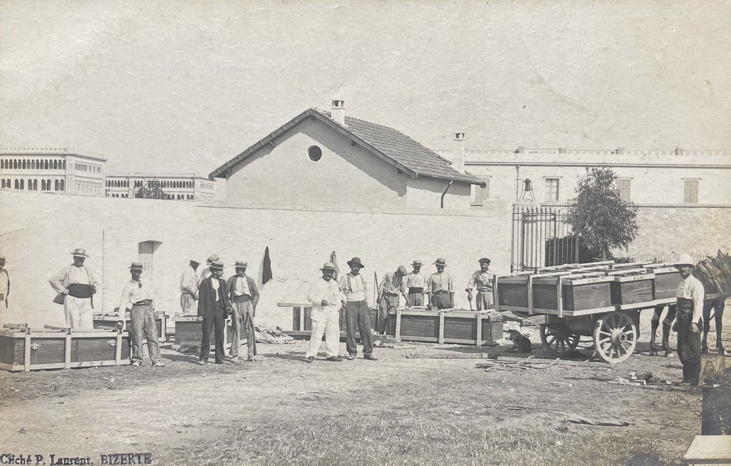 P. Laurent, Bizerta (Tunesien), 1906. Am Friedhof werden die Särge für die Leichen des Unglücks vorbereitet.