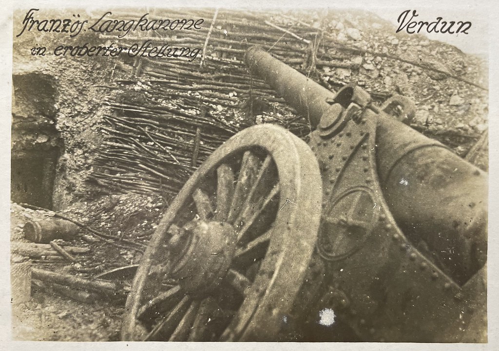 Unbekannter Fotograf, Verdun, ca. 1916. "Franz. Langkanone in eroberter Stellung."