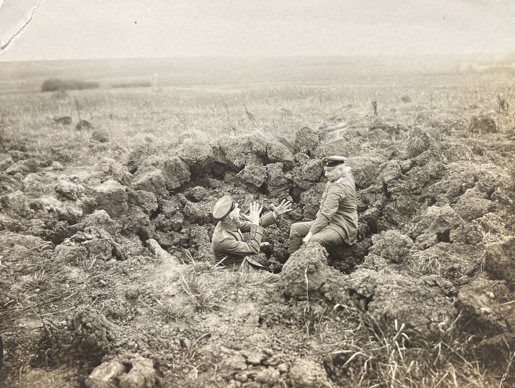 Unbekannter Fotograf, Allamont-Labeuville, ca. 1917. "Flieger-Bombe bei Allamont-Labeuville." Zwei Soldaten albern in einem Bombentrichter herum - vermutlich eher die Ausnahme.