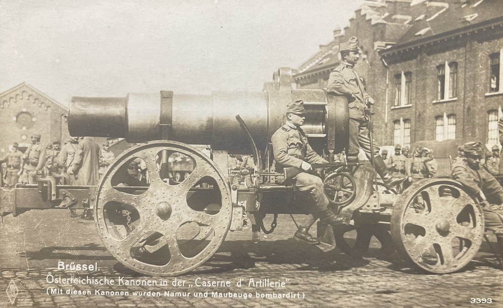 Unbekannter Fotograf, Brüssel, ca. 1914. "Brüssel. Österreichische Kanonen in der "Caserne d'Artillerie" (Mit diesen Kanonen wurden Namur und Maubeuge bombardirt.)"