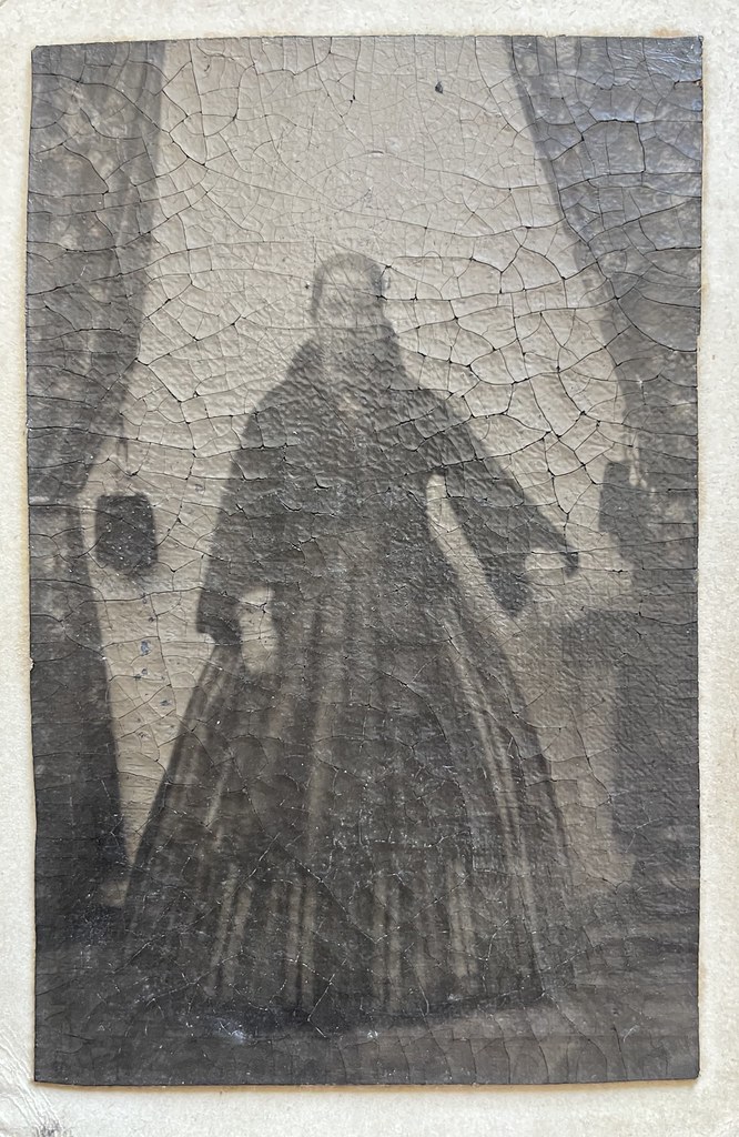 Unbekannter Fotograf, unbekannter Ort (vermutlich Österreich), ca. 1860er. Eine schöne, aber etwas verblasste Pannotypie einer im Atelier posierenden Frau.
