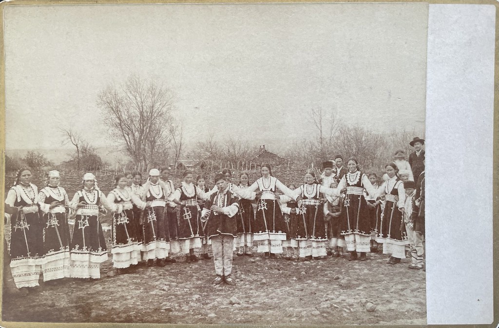Photographie Venus, Philippople (Plowdiw), ca. 1880er. Auf dieser Fotografie sehen wir größtenteils Frauen und in der Mitte einen Mann, die gemeinsam musizieren und tanzen.