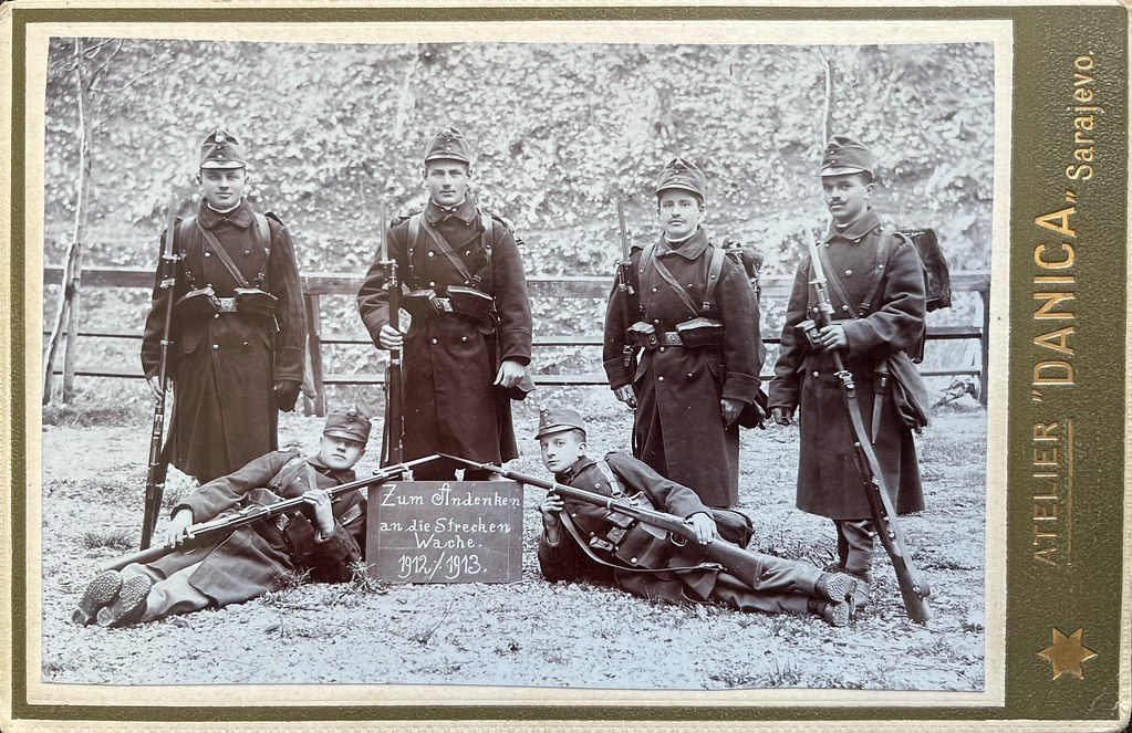 Atelier Danica, Sarajevo, 1913. "Zum Andenken an die Streckenwache. 1912/1913." 5 junge österreichische Soldaten posieren im Freien mit ihren Gewehren und Uniformen.