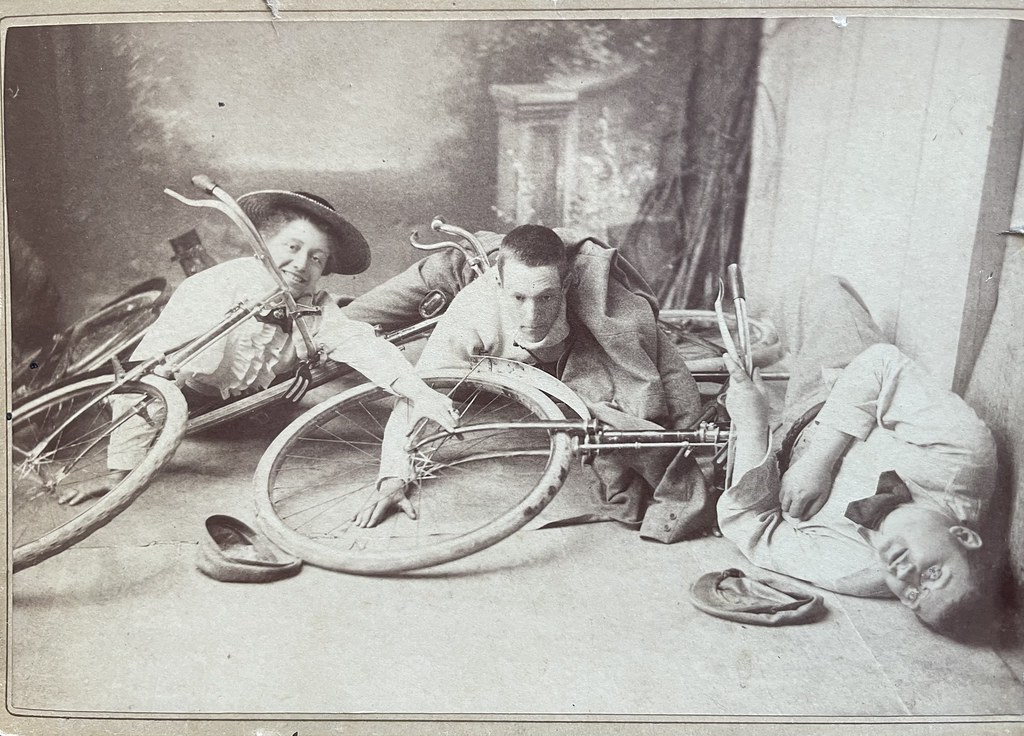 Franz Grossmann, Spital an der Drau, ca. 1890. Ein inszenierter Fahrradunfall im Atelier. Alle Beteiligten liegen am Boden und amüsieren sich.