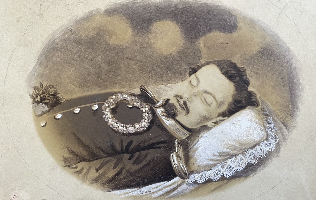 Unbekannter Fotograf, unbekannter Ort in Bayern, ca. 1850er. Ein schönes Post-Mortem-Foto eines bayerischen Offiziers in seiner Uniform. Auf seiner Brust liegt ein Kranz.