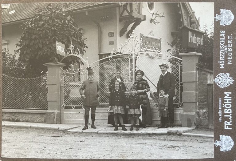 Franz Josef Böhm, Mürzzuschlag, ca. 1900. Gruppenfoto des Fotografen und seiner Familie vor dem eigenen Haus, der "Villa Böhm".