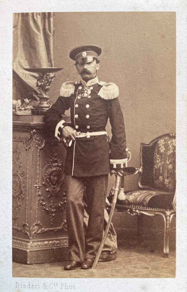 Disderi, Paris, August 1861. Diese Fotografie zeigt den Oberstleutnant Joseph Sierzputowski von der kaiserlich-russischen Artillerie, der vermutlich anlässlich eines Zarenbesuchs oder eines Besuchs eines Großfürsten in Paris verweilte.