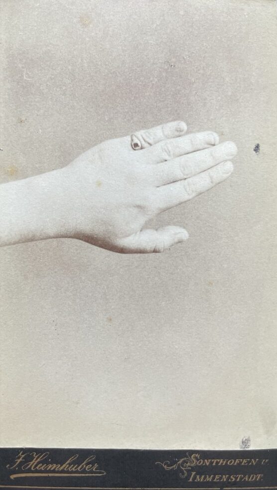 J. Heimhuber, Sonthofen und Immenstadt, ca. 1880er. Eine, wenn nicht die ungewöhnlichste Carte de Visite in meiner Sammlung: Kein Porträt, keine Stadt, keine Gruppe - einfach nur eine Hand.