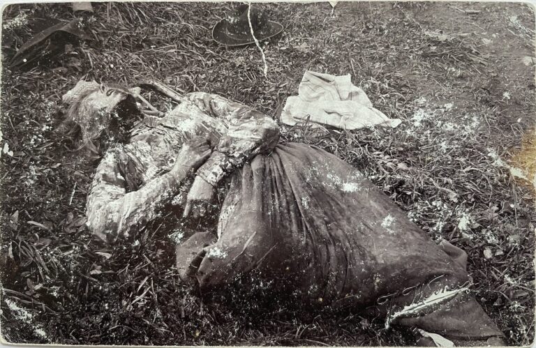 J. Werner, Wien, ca. 1910. Eine ermordete Frau liegt im Gras.