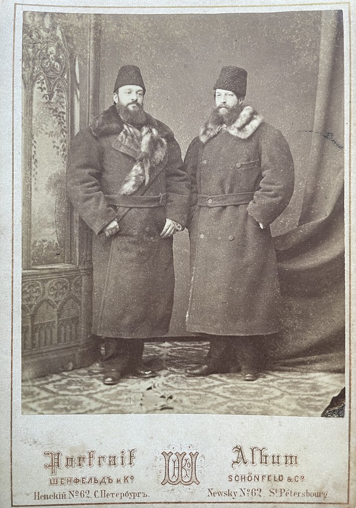 Schönfeld & Co., St. Petersburg, ca. 1870er. Zwei Männer im Wintermantel.