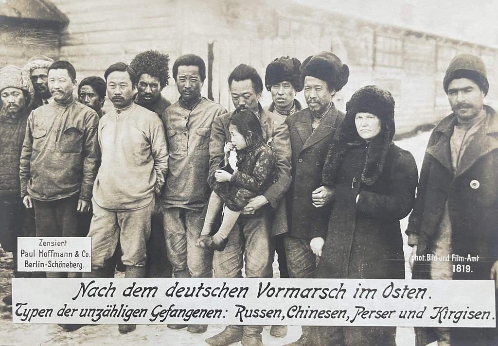 Paul Hoffmann & Co., Berlin-Schöneberg, um 1914. "Nach dem deutschen Vormarsch im Osten. Typen der unzähligen Gefangenen: Russen, Chinesen, Perser und Kirgisen."