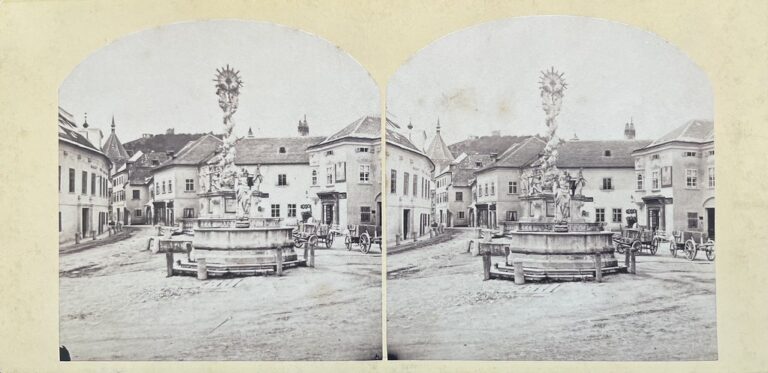 Unbekannter Fotograf, Mödling, ca. 1860er. Ansicht des Freiheitsplatzes in Mödling mit Pestsäule.