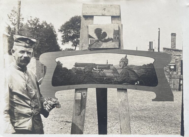Unbekannter Fotograf, unbekannter Ort (vermutlich in Frankreich), ca. 1916. "Der Maler Barth vor seinen Bildern".