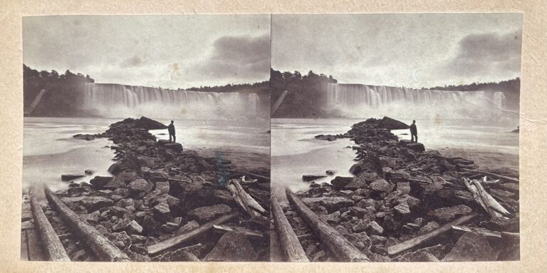 Louis Stecher (?), New York/Ontario, ca. 1870. Ansicht der Niagarafälle, davor eine Person auf einer kleinen Insel.