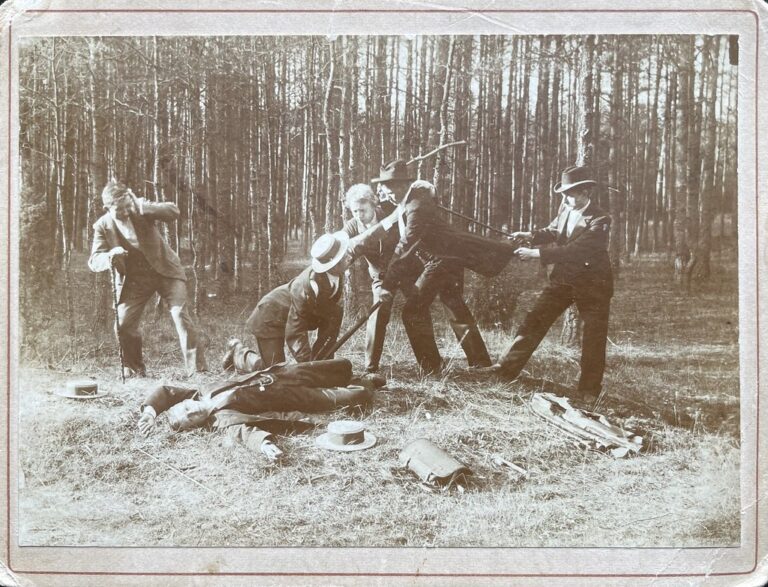 Unbekannter Fotograf, Gleiwitz (?), 1899. Mitglieder des Vereines "Kleeblatt" aus Berlin inszenieren einen Mord. In der Mitte stehend der Physiker und spätere Erfinder des Planetariums, Walther Bauersfeld.