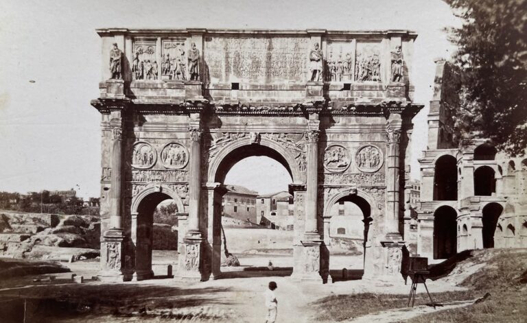 Unbekannter Fotograf, Rom, ca. 1870er. Der Triumphbogen des Kaisers Konstantin, rechts im Vordergrund eine Kamera. Aus einem Rom-Album eines unbekannten Fotografen.