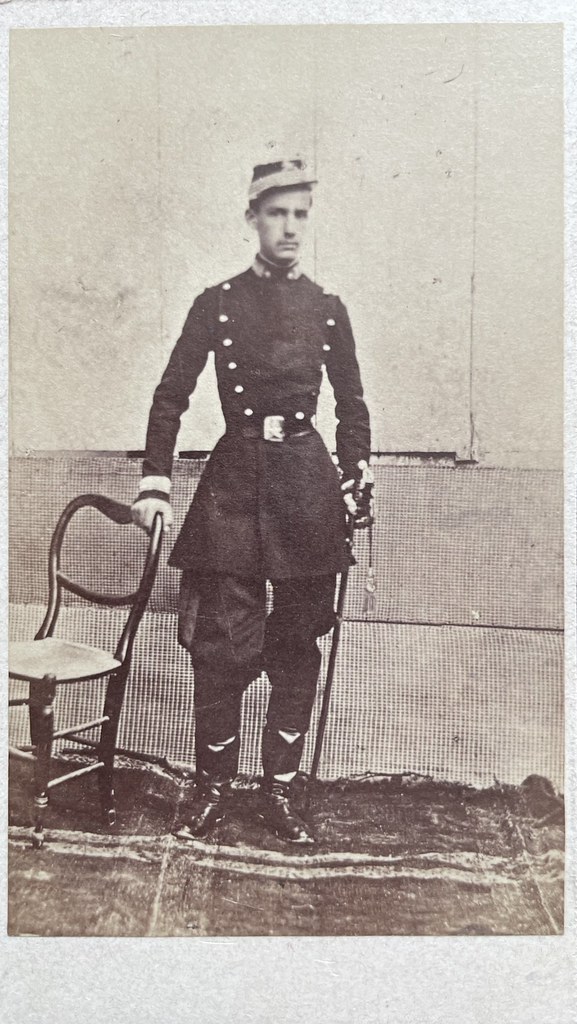 Gustavo Reiger (?), Gaeta, Jänner 1861. Ein Mitglied der sizilianischen Königsfamilie, eventuell Alfonso Maria von Bourbon-Sizilien, im Jänner 1861 während der Belagerung der Stadt Gaeta durch Garibaldis "Zug der Tausend". Es existiert eine Fotografie von König Franz II. von Bourbon-Sizilien am exakt gleichen Ort und mit den gleichen Requisiten.