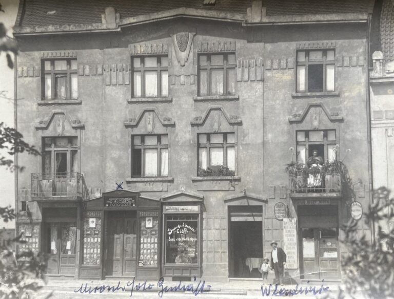 Fotoatelier Švagerka in Hradec Králové - Fotopostkarten (RPPC) | Landschaften, Städte & Gebäude, Photographica – Miroslav Švagerka, Hradec Králové, ca. 1900. Das Fotoatelier des Miroslav Švagerka in Königgrätz. In den Schaufenstern wurden Fotografien ausgestellt.